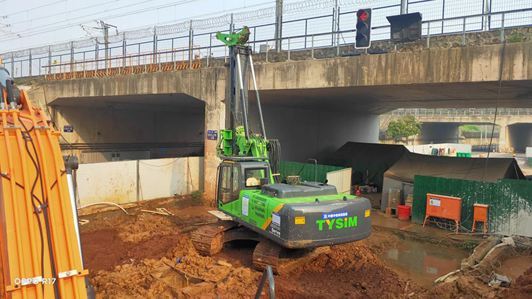 דזשיאַנגסו טיסים נידעריק כעדרום דרילינג ריג KR125ES געארבעט1